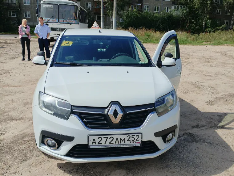 Белый учебный Renault Logan с открытыми дверями