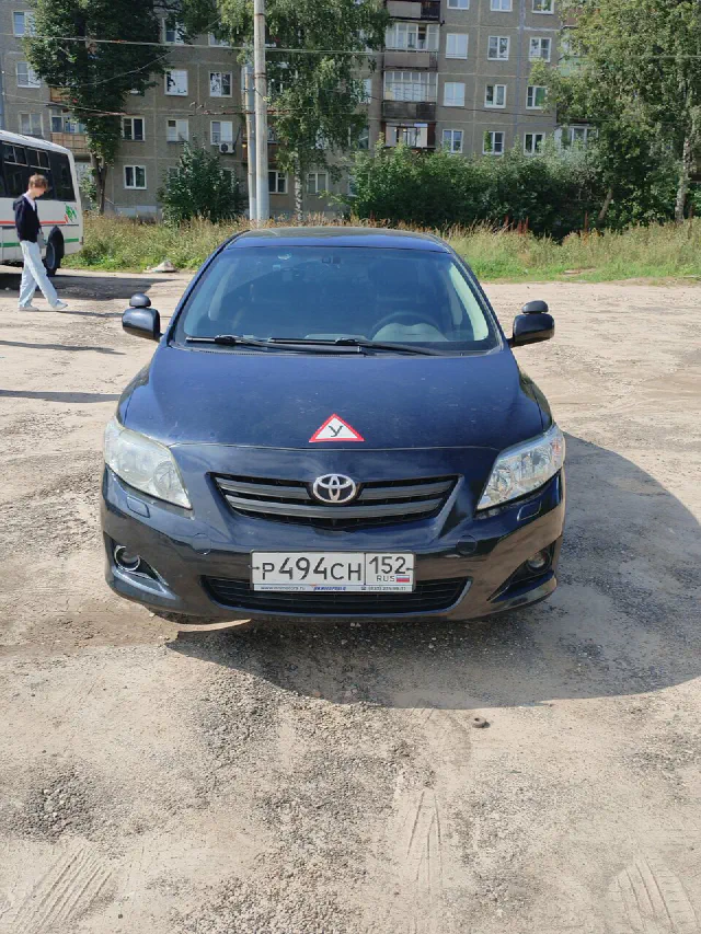 Тёмно-синий учебный Toyota Corolla с треугольником «У» на капоте