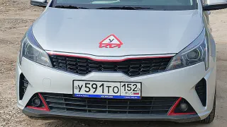 Серебристый учебный Kia Rio с табличкой «У» на крыше