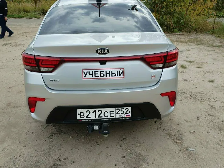Учебный Kia Rio с надписью «Учебный», вид сзади