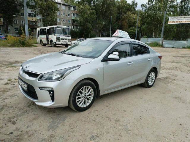 Серебристый учебный Kia Rio на площадке