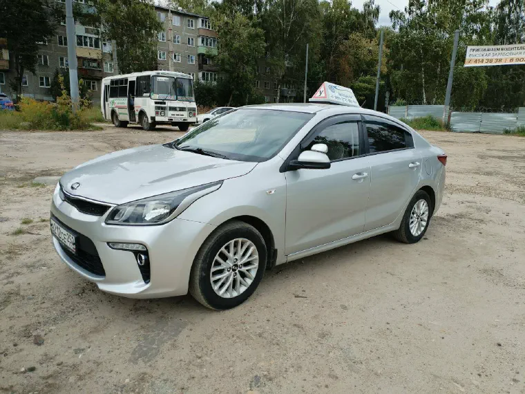 Серебристый учебный Kia Rio на площадке