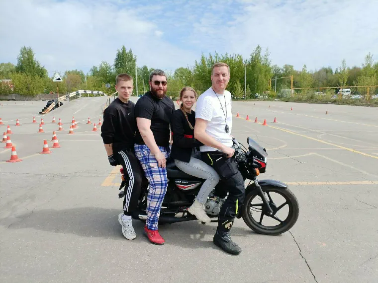 Учебный мотоцикл Bajaj Boxer на площадке с конусами и эстакадой