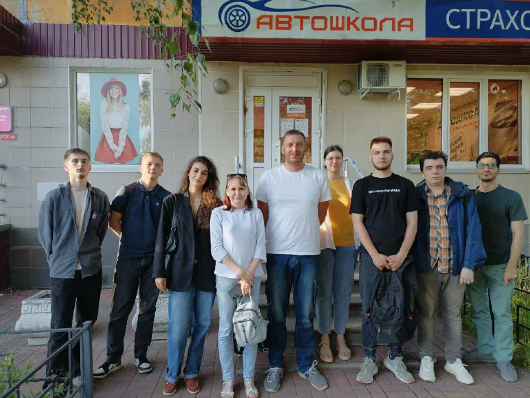 Группа у входа в автошколу