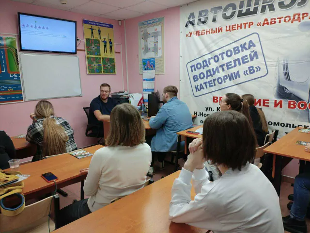 Занятие в классе теории, на экране — экзаменационный билет