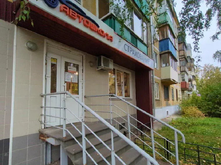 Вход в офис автошколы на проспекте Ленина, 26А