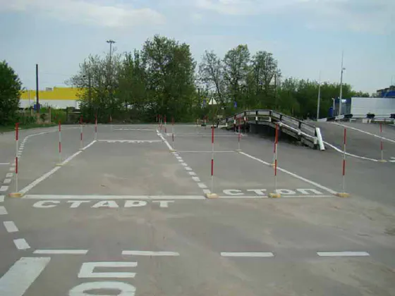 Автодром автошколы с разметкой упражнений